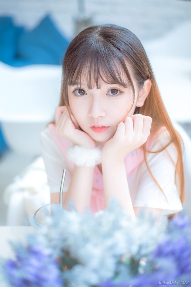 “士元先生，您就别卖关子了，我们都是一群粗人，不懂这些事，只希望先生能为我等指一条明路。”卓扬站出来，朗声说道。